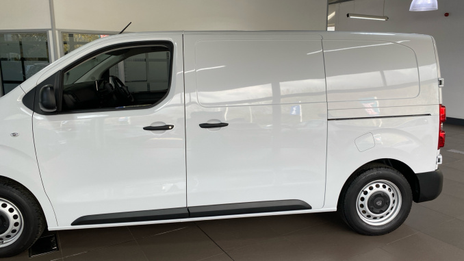 Peugeot Expert E-Standard 1000 100kW 75kWh Professional Premium + Van Auto - Image 27